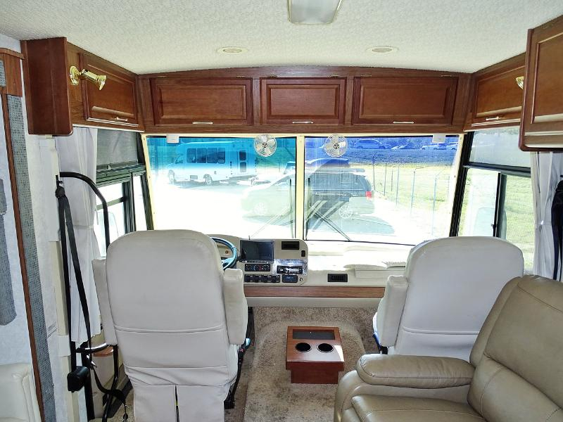 Winnebago Adventurer  2004