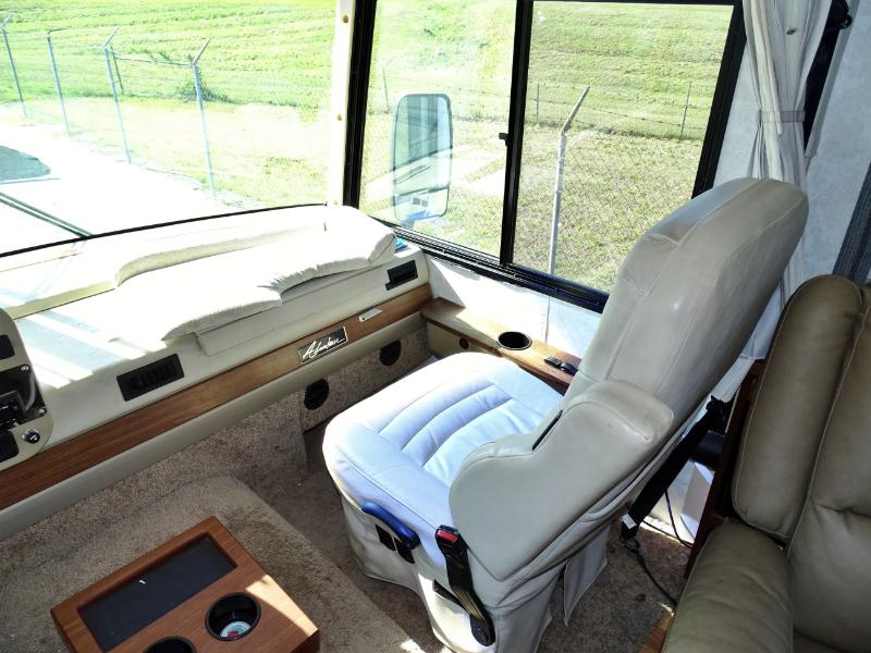 Winnebago Adventurer  2004