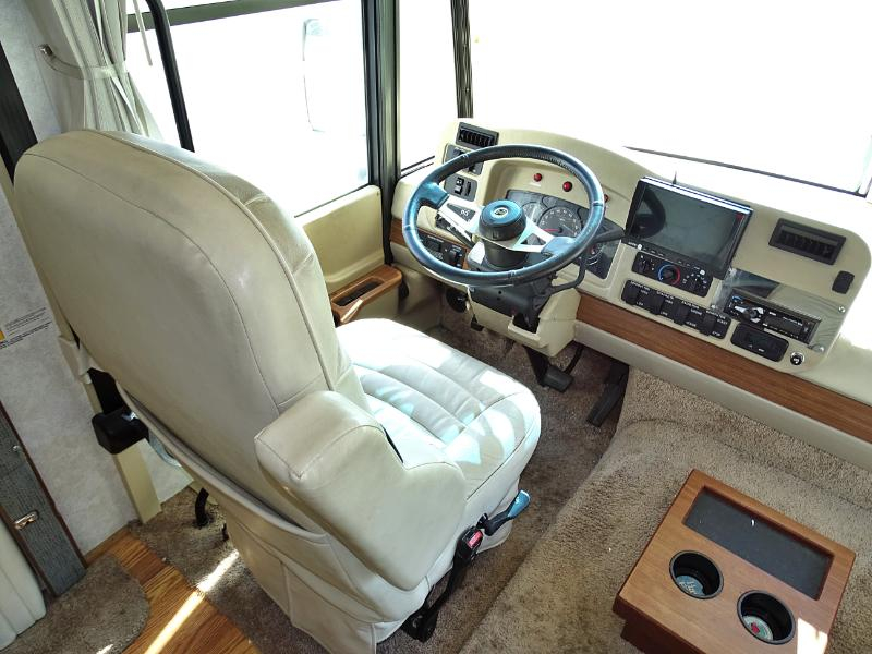 Winnebago Adventurer  2004