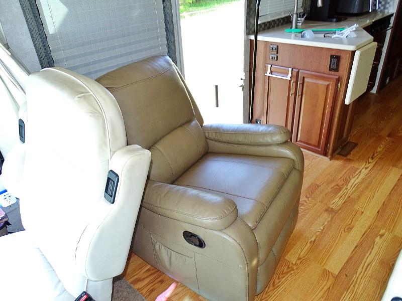 Winnebago Adventurer  2004