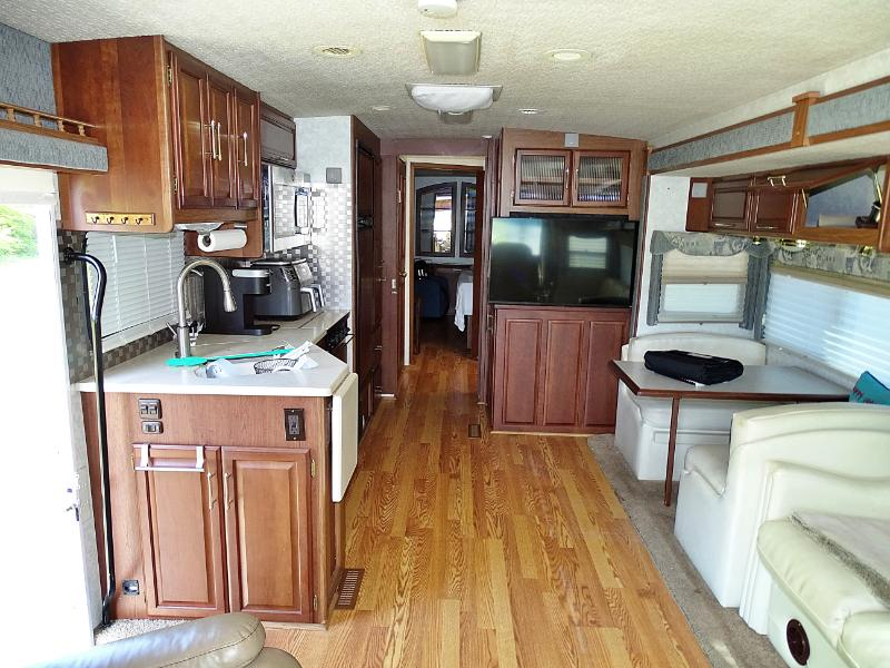 Winnebago Adventurer  2004