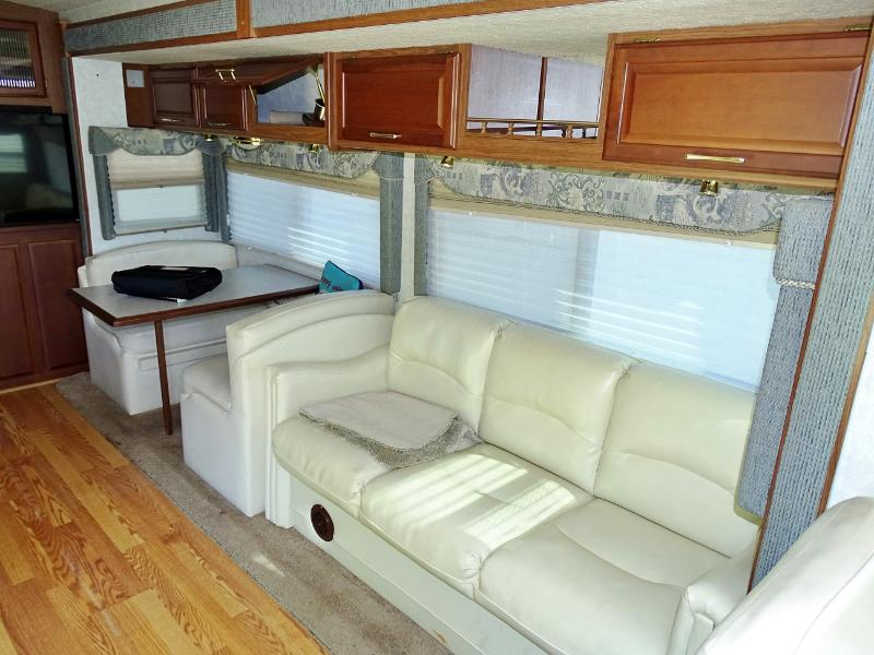 Winnebago Adventurer  2004