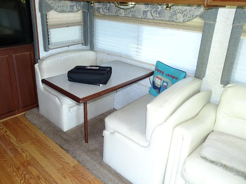 Winnebago Adventurer  2004