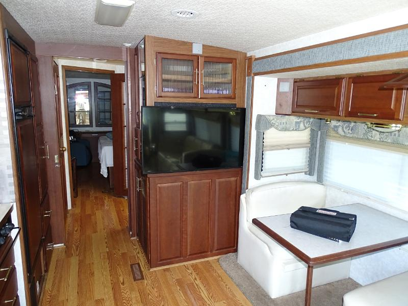 Winnebago Adventurer  2004