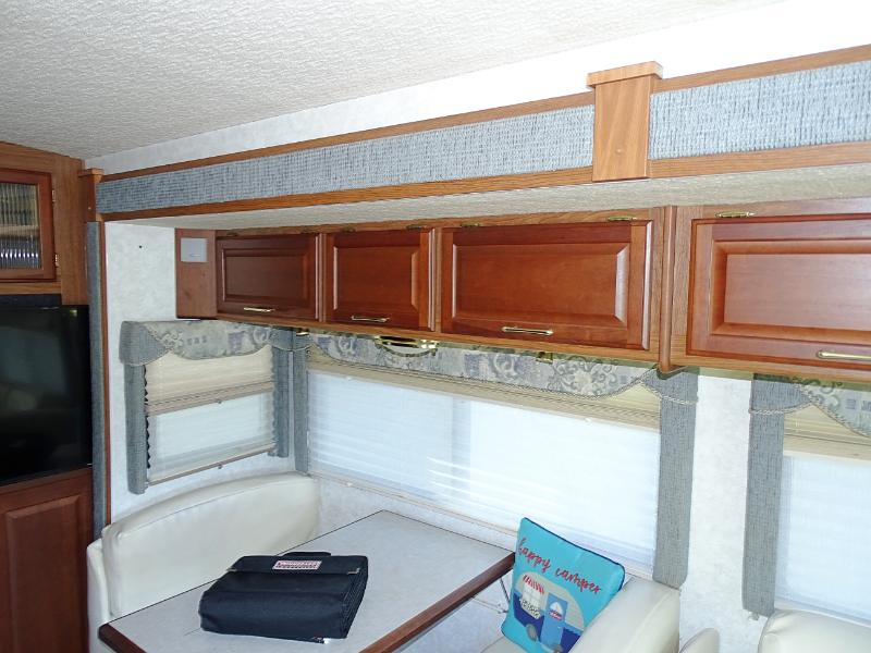 Winnebago Adventurer  2004