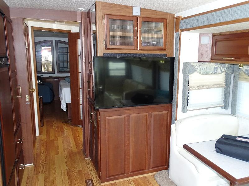 Winnebago Adventurer  2004