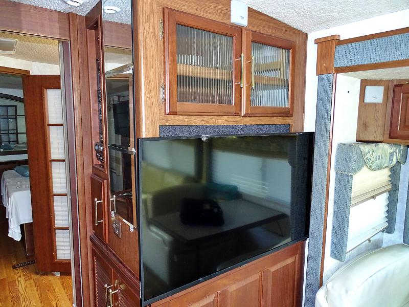 Winnebago Adventurer  2004