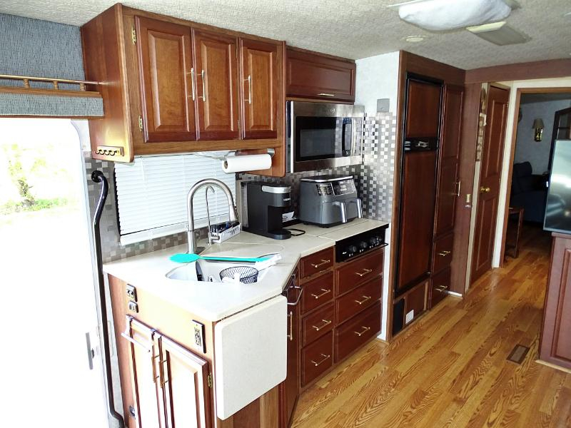 Winnebago Adventurer  2004