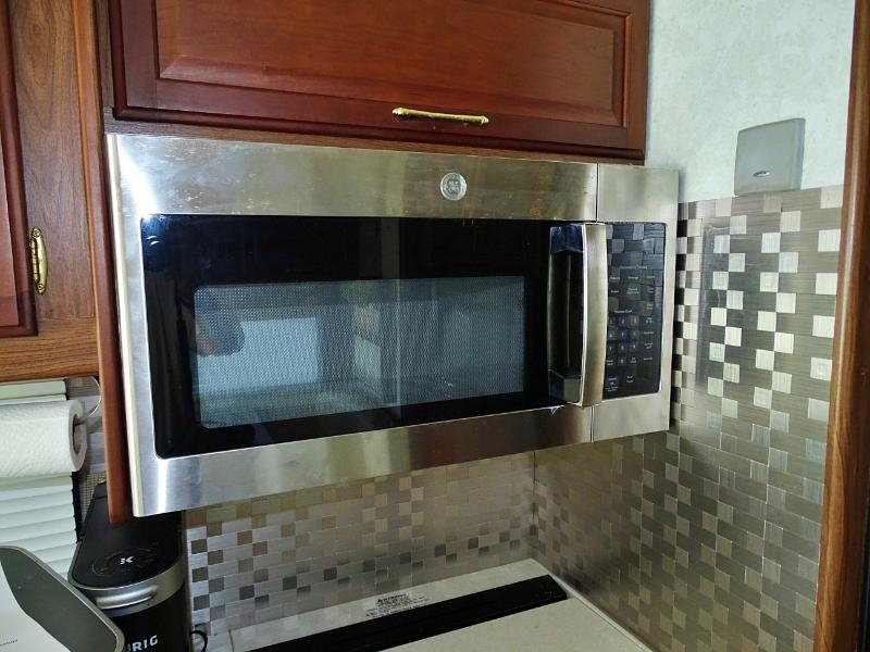 Winnebago Adventurer  2004