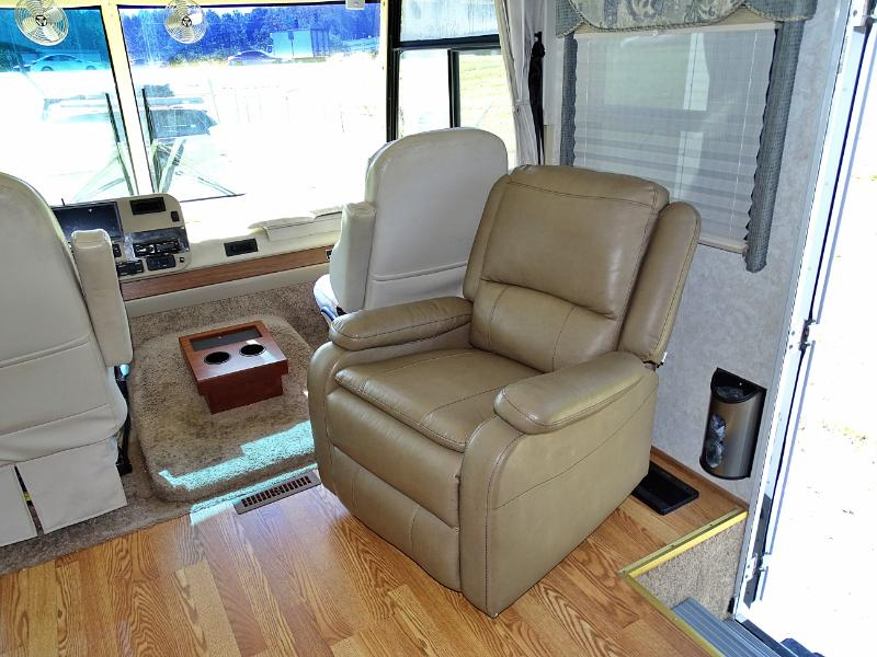 Winnebago Adventurer  2004