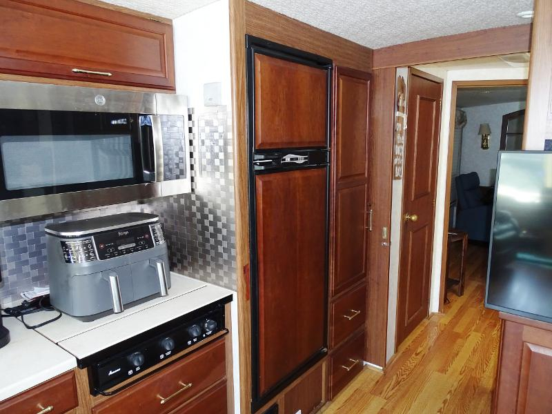 Winnebago Adventurer  2004