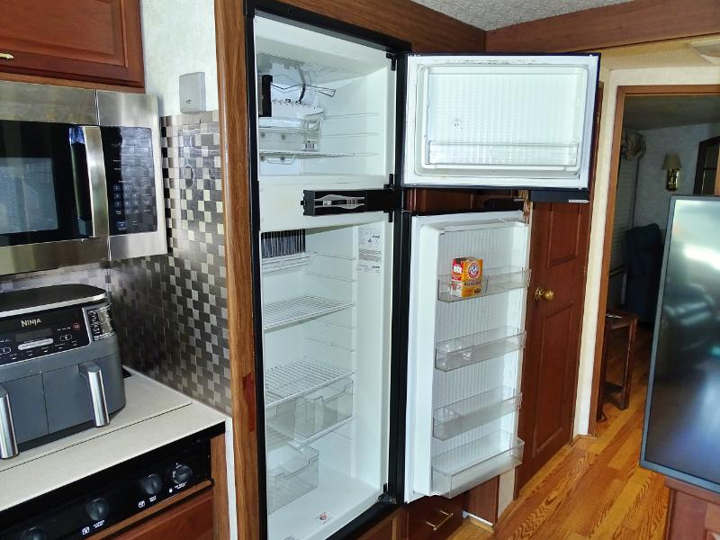 Winnebago Adventurer  2004