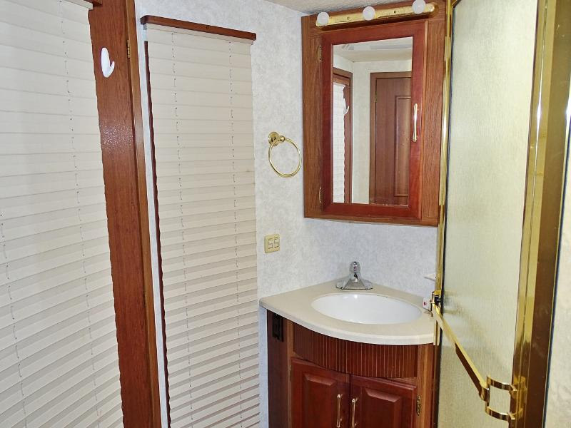 Winnebago Adventurer  2004