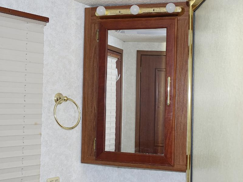 Winnebago Adventurer  2004