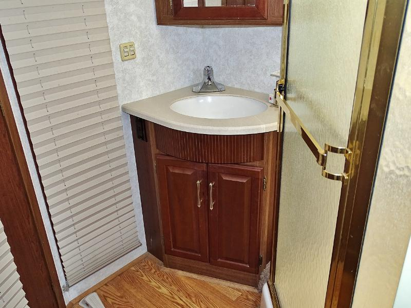 Winnebago Adventurer  2004