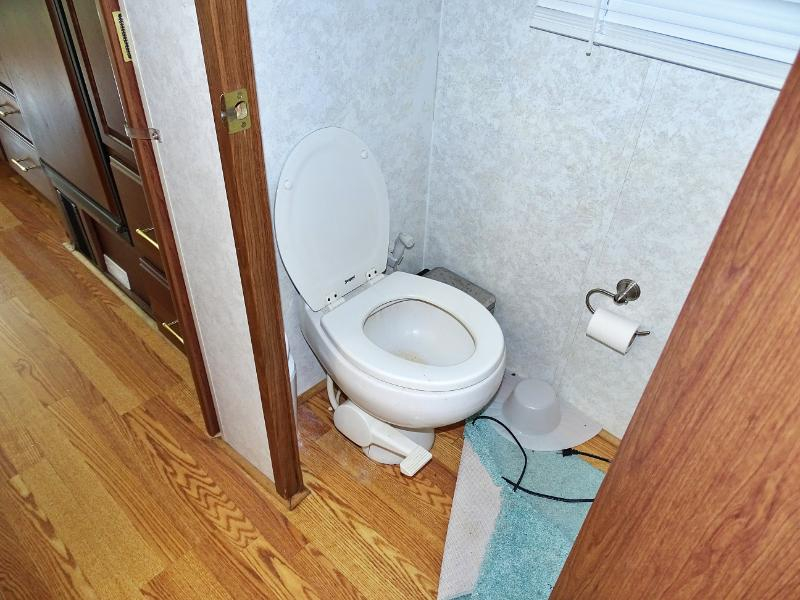 Winnebago Adventurer  2004