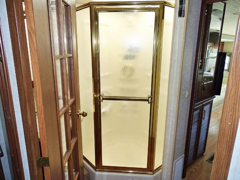 Winnebago Adventurer  2004