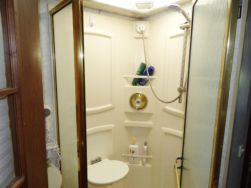 Winnebago Adventurer  2004