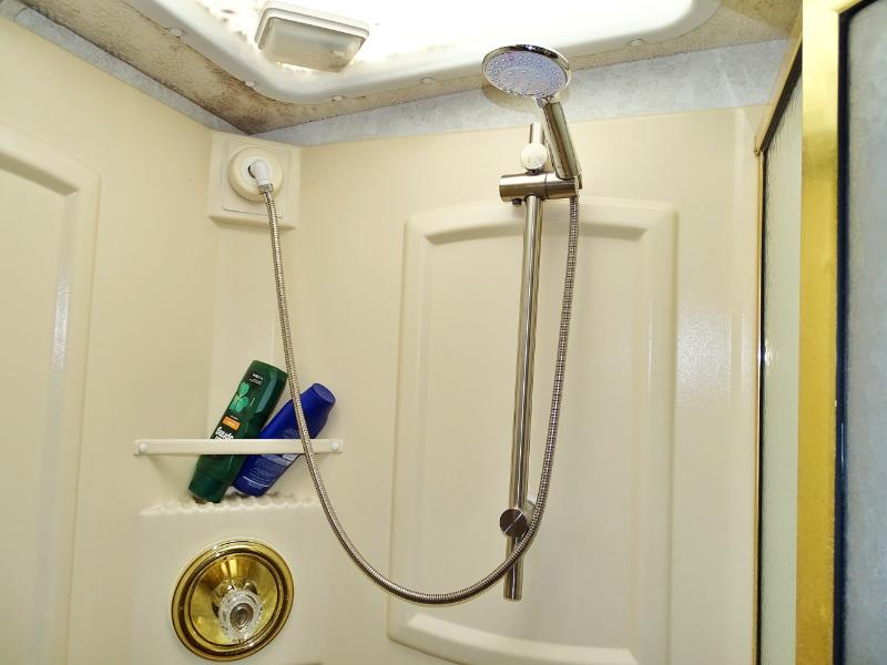 Winnebago Adventurer  2004