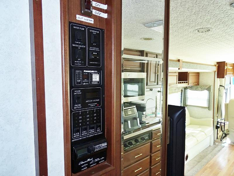Winnebago Adventurer  2004