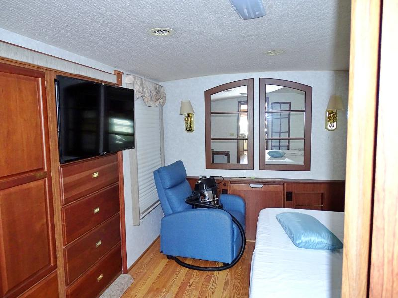 Winnebago Adventurer  2004