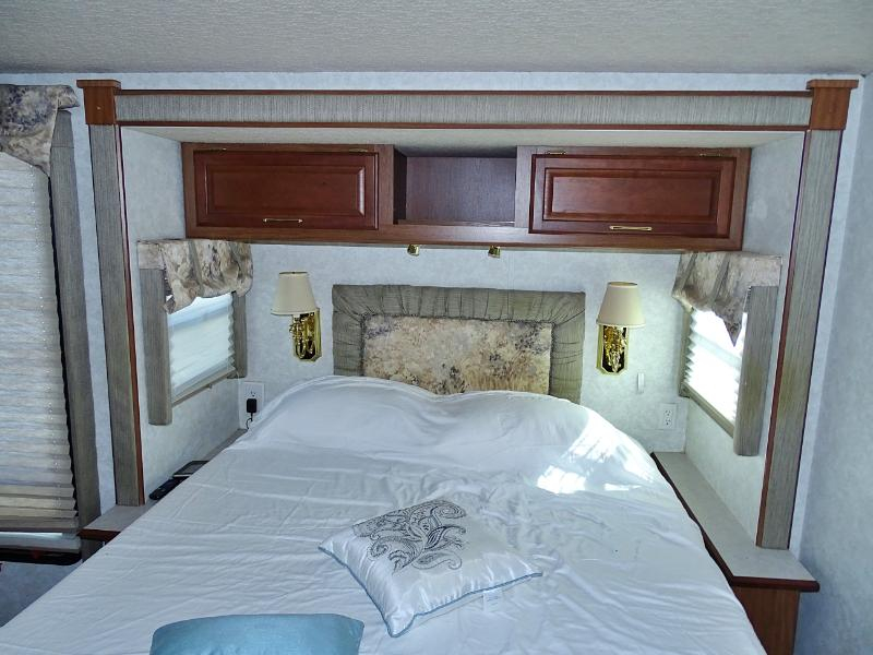 Winnebago Adventurer  2004