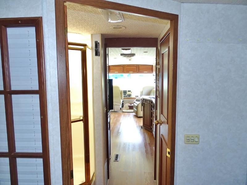 Winnebago Adventurer  2004