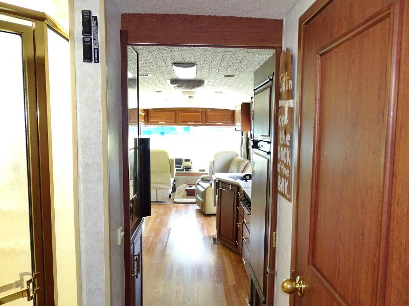 Winnebago Adventurer  2004