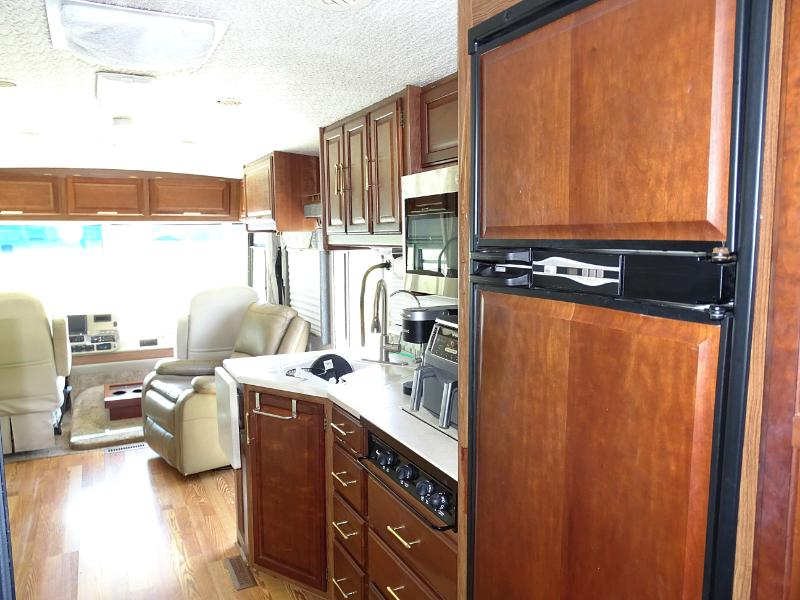 Winnebago Adventurer  2004