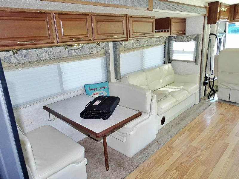 Winnebago Adventurer  2004