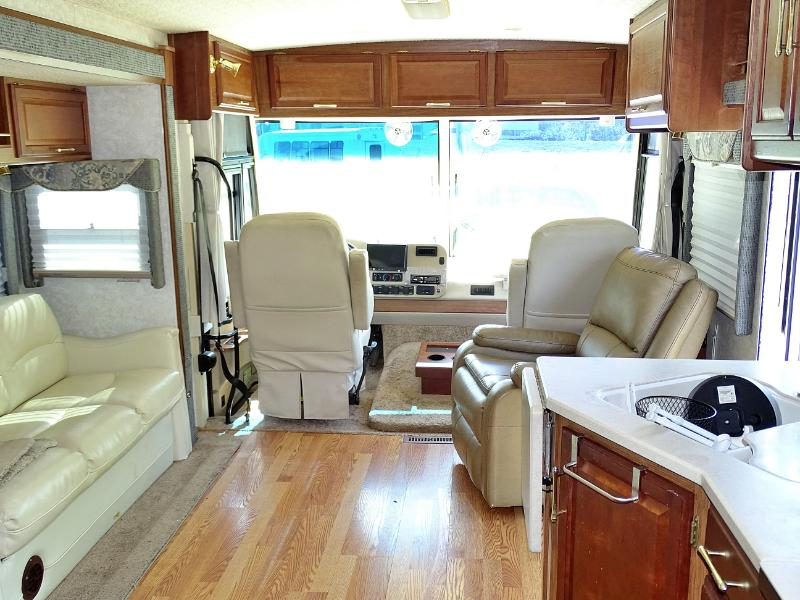 Winnebago Adventurer  2004