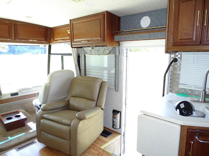 Winnebago Adventurer  2004