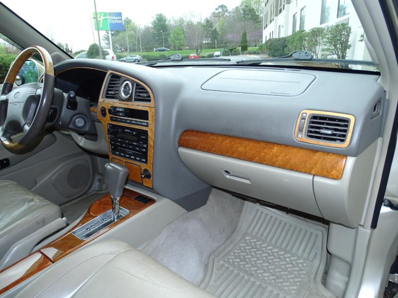 Infiniti QX4 2WD 2001