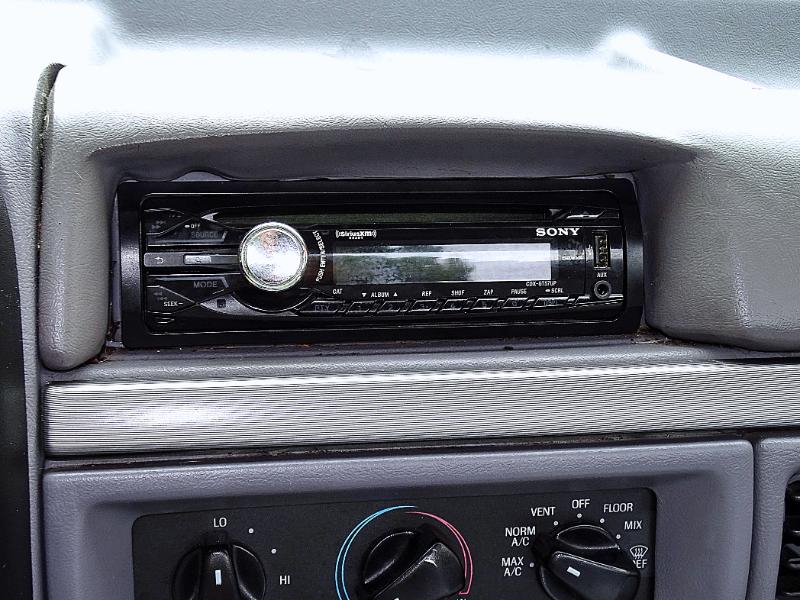 Ford F-150 XL Reg. Cab Short Bed 4WD 1994