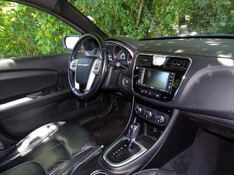 Chrysler 200 Limited 2011