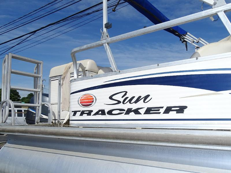 Sun Tracker Party Barge  2005