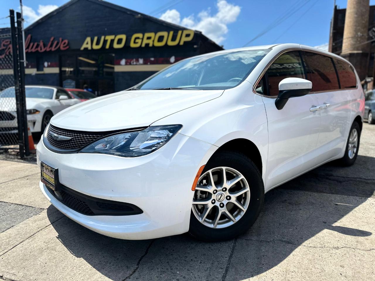 2023 Chrysler Voyager's photo