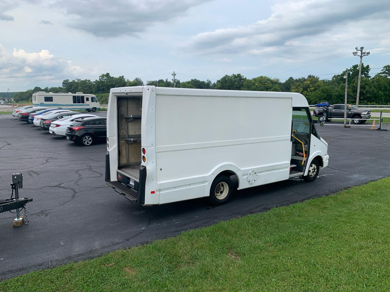 Isuzu Commercial Van 151" WB 12' REACH 2013