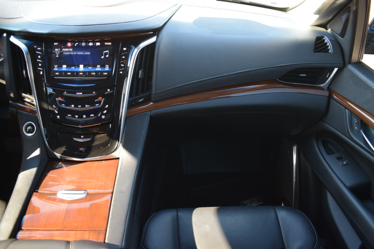 Cadillac Escalade Luxury 2WD 2017 Cadillac Escalade Luxury 2WD 2017