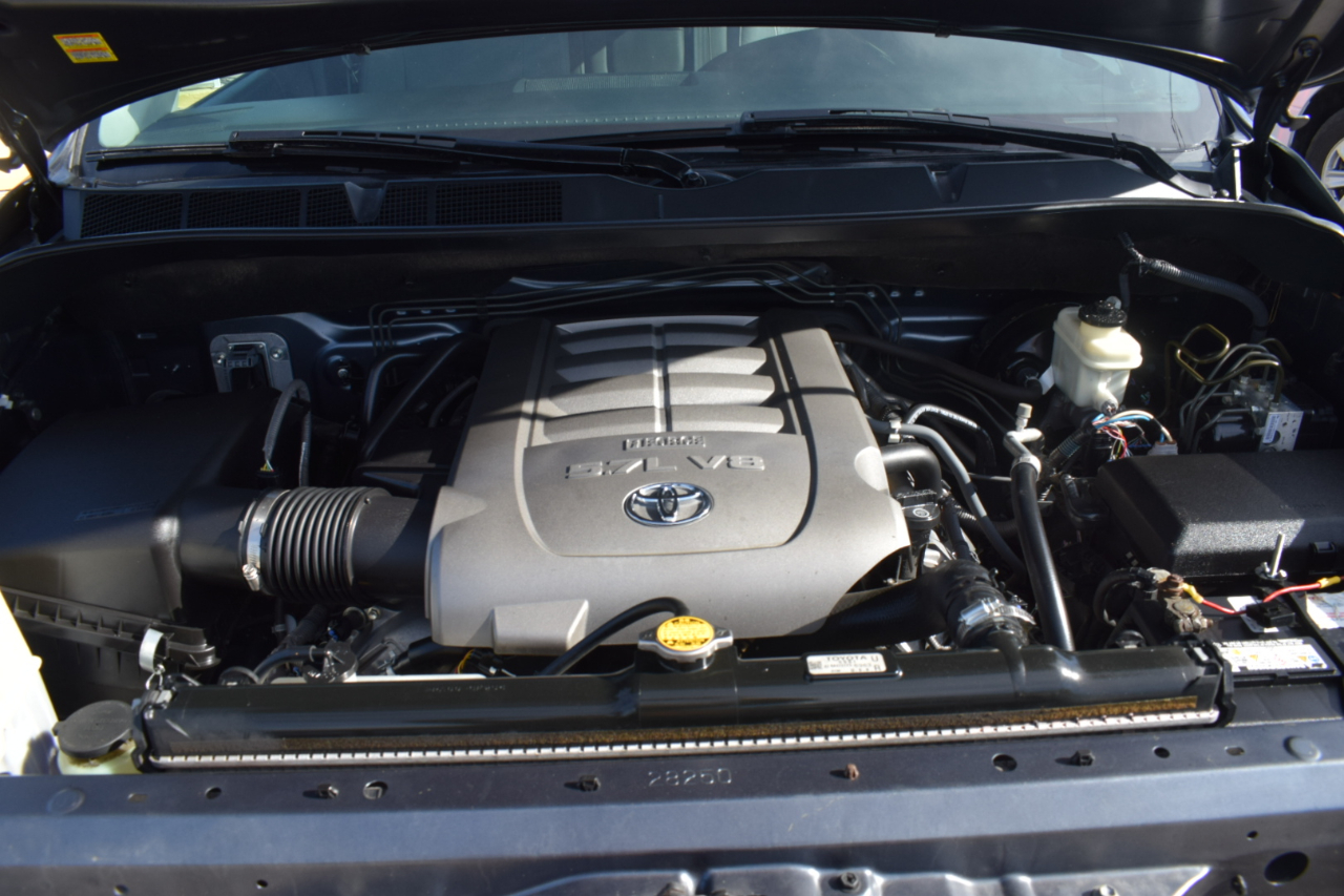 Toyota Tundra Limited 5.7L CrewMax 2WD 2010