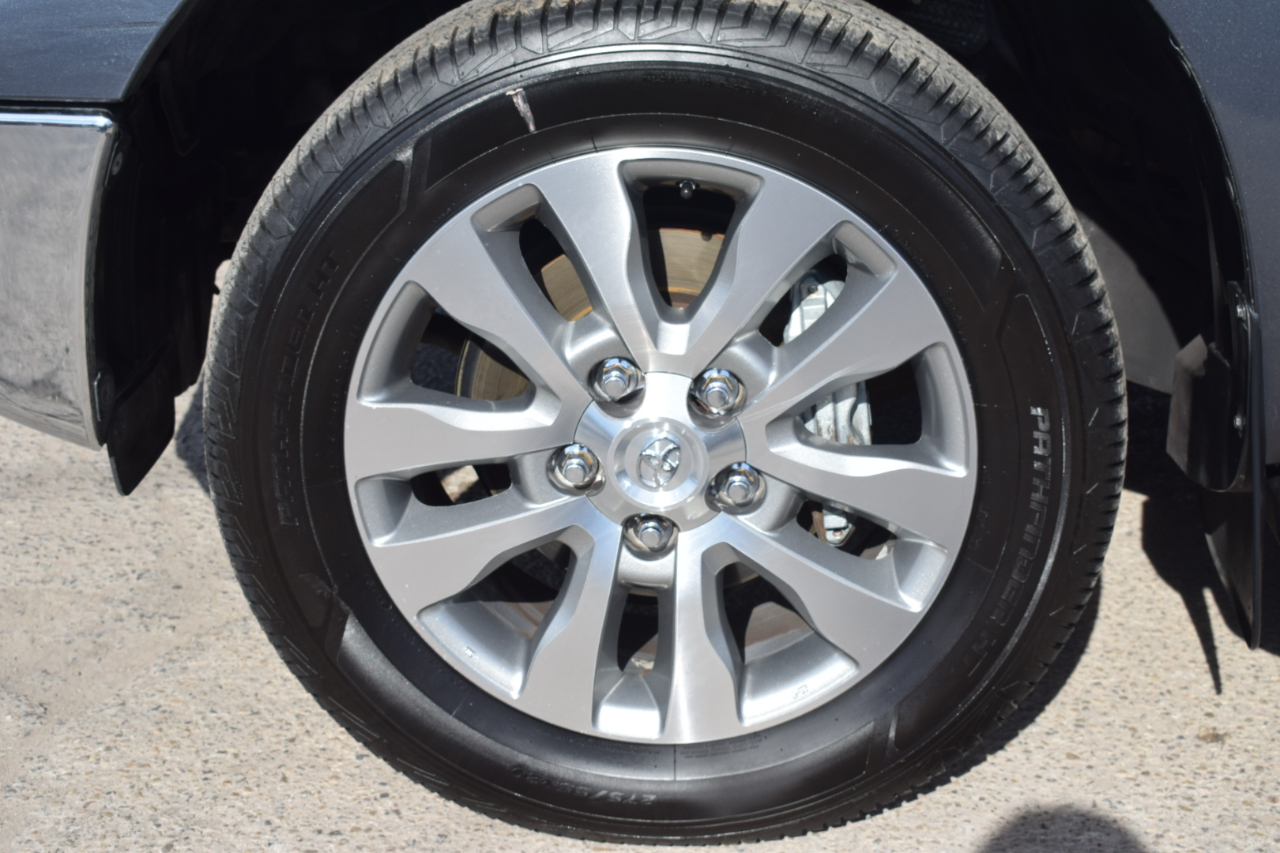 Toyota Tundra Limited 5.7L CrewMax 2WD 2010