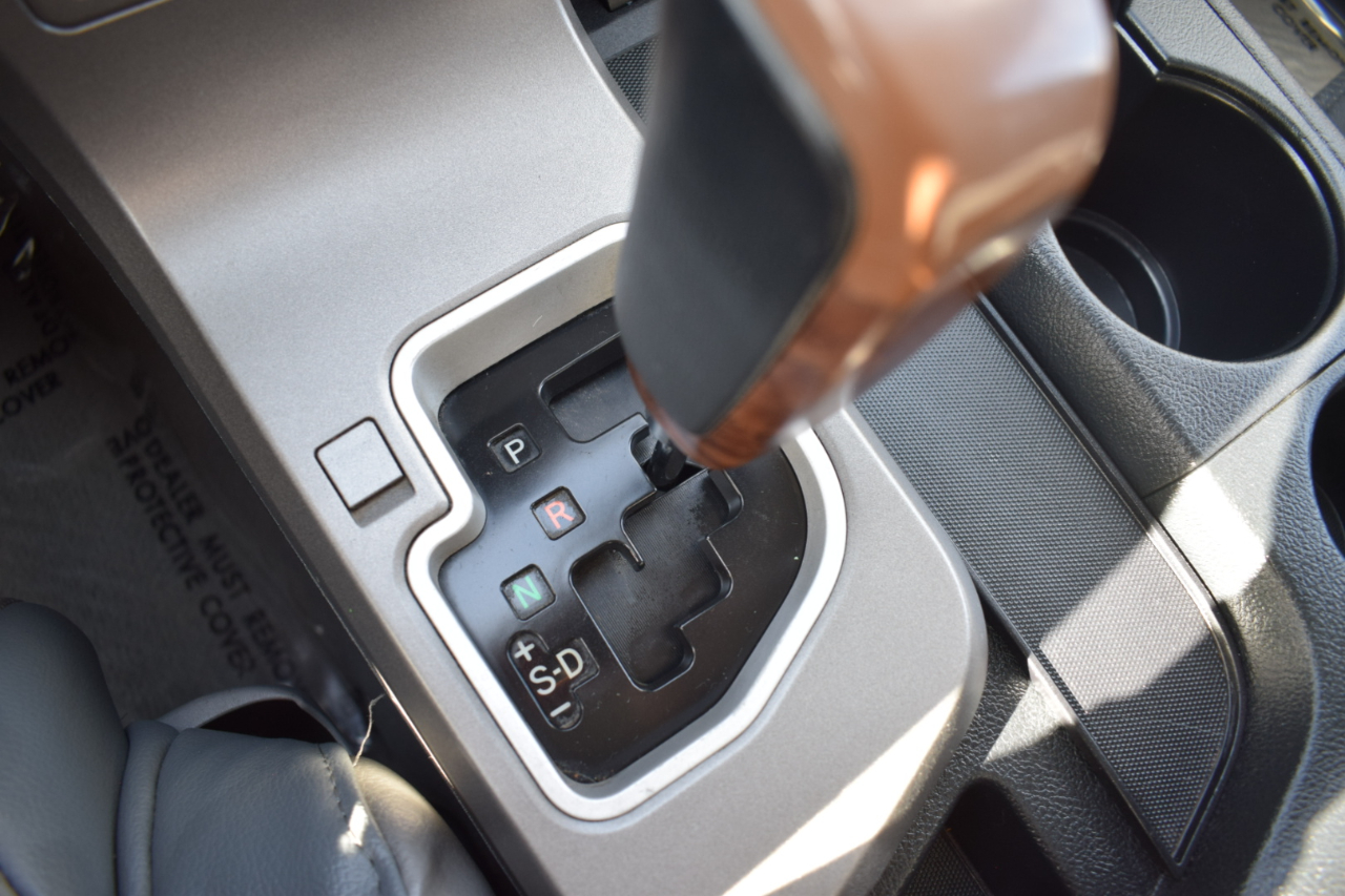 Toyota Tundra Limited 5.7L CrewMax 2WD 2010