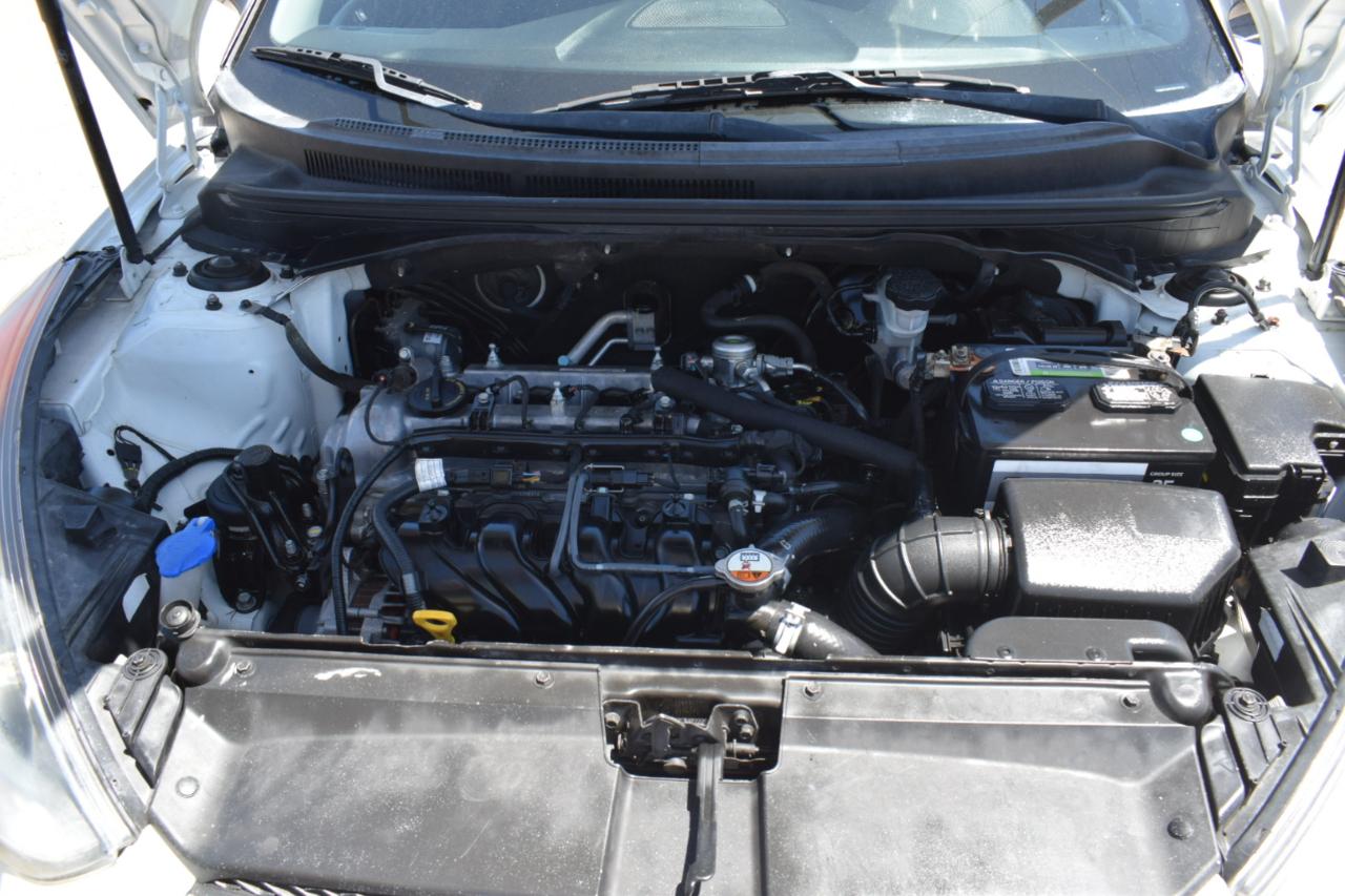 Hyundai Veloster Base 6MT 2016