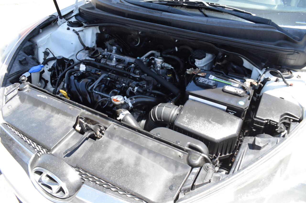 Hyundai Veloster Base 6MT 2016