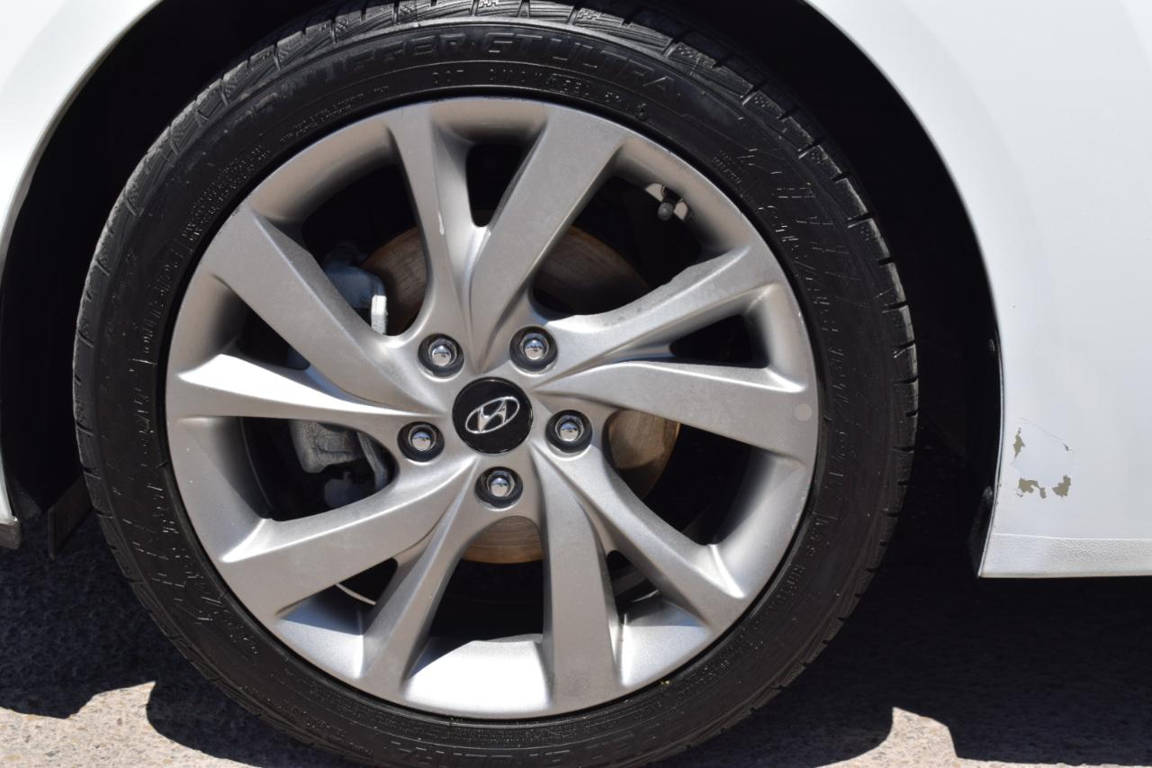 Hyundai Veloster Base 6MT 2016