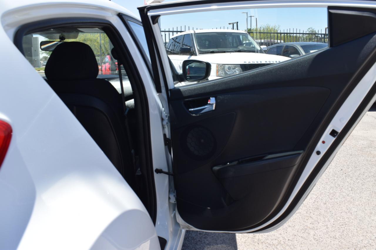 Hyundai Veloster Base 6MT 2016