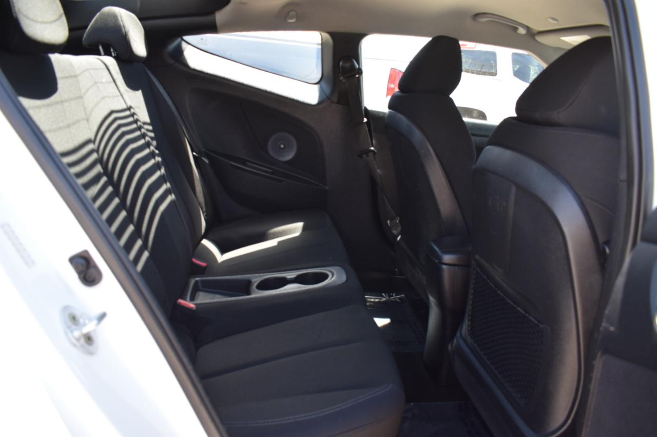 Hyundai Veloster Base 6MT 2016