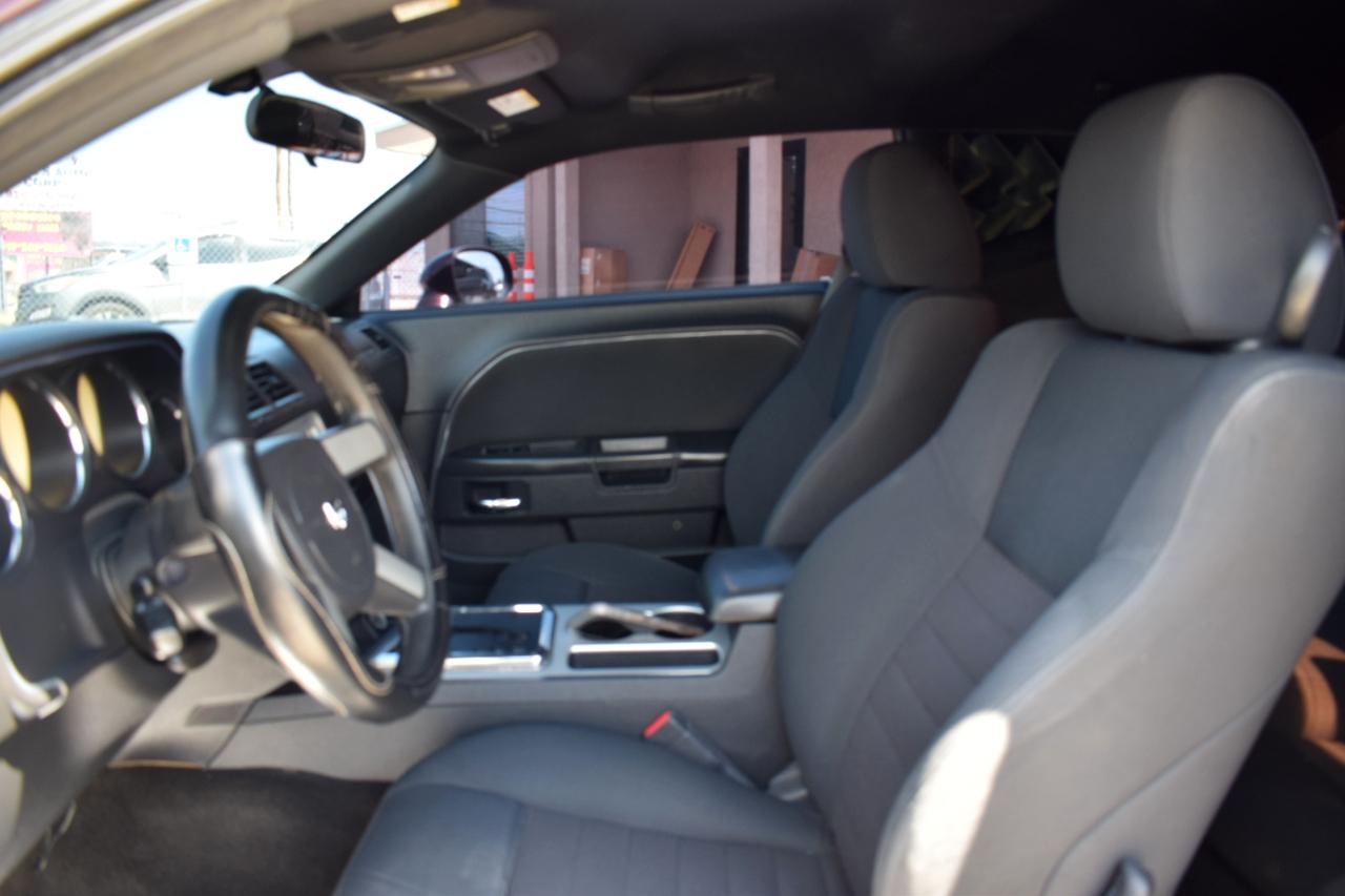 Dodge Challenger SE 2010