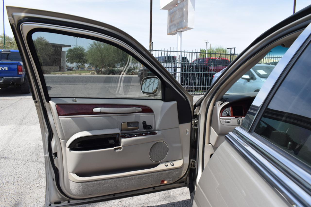 Lincoln Town Car Signature 2004