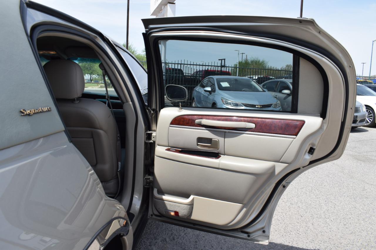 Lincoln Town Car Signature 2004